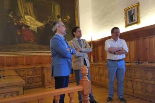 El presidente del TSJMU, Miguel Pasqual de Riquelme, y el alcalde de Caravaca, José Moreno, tras la reunión mantenida en el consistorio (Fuente: Ayuntamiento de Caravaca)